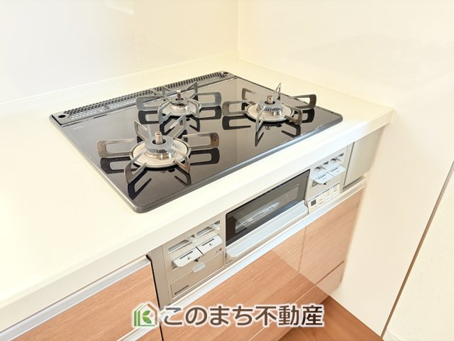 宇都宮市宝木町2丁目戸建のキッチン|三ツ口コンロ採用で、同時調理もスムーズ◎！お料理を並べられるカウンター付きで、配膳・片付けをサポート！リビングで過ごすご家族とコミュニケーションを楽しみながら作業可能です♪