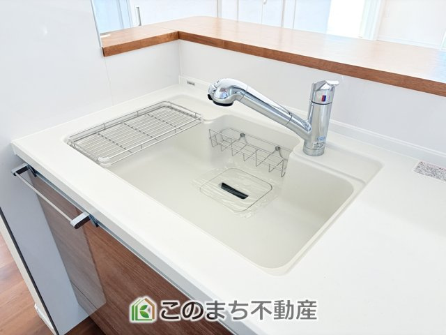 宇都宮市宝木町2丁目戸建のキッチン|ビルトイン型浄水器を内蔵したキッチン水栓。お米を研いだり、野菜を洗ったりするときなど用途に応じてワンタッチで浄水に切り替えが可能です。カートリッジ式なので、フィルターを簡単に交換する事が出来ます。