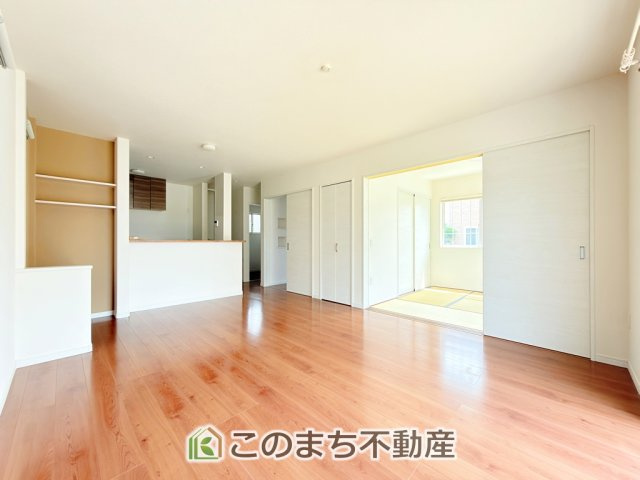 宇都宮市宝木町2丁目戸建の居間・リビング|開放感のある広々としたリビング☆家族みんなでゆったりくつろげます♪
南側から暖かな日差しが差し込みます♪キッチンからリビングの様子がよく見渡せます☆