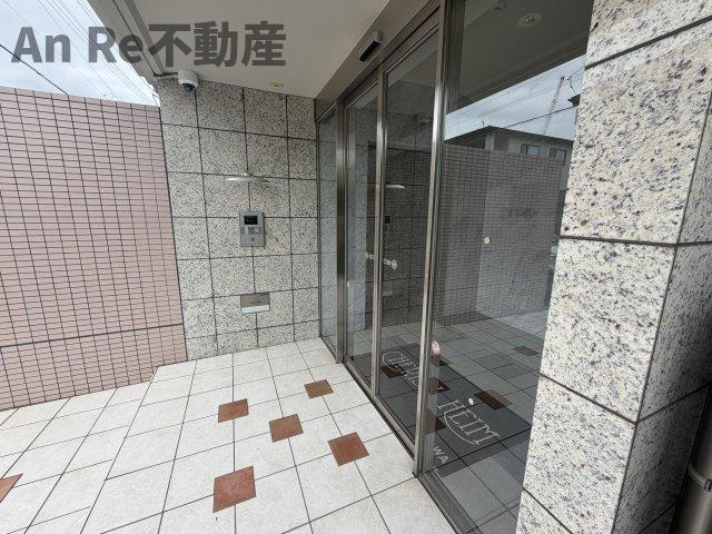 川口市朝日１丁目の賃貸マンションのエントランス
