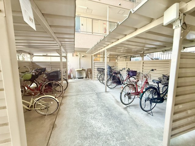 パークサイド明石の駐輪場|屋根付きの駐輪場なので、雨の日も安心できます♪