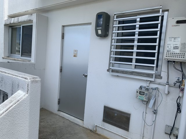 【玄関】 | 伊良波アパート | ※写真は別のお部屋のものです。