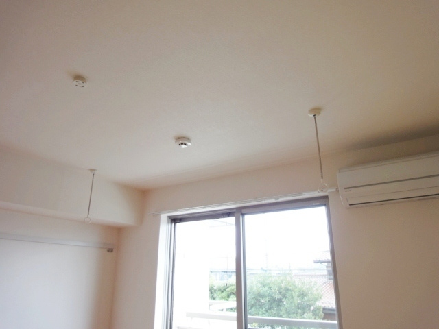 フルールむさしのの設備|★雨の日でも安心の室内物干しフック★