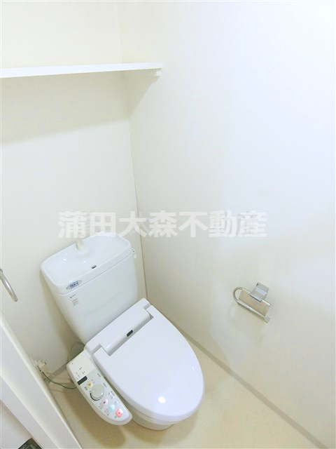 プラーティノ下丸子のトイレ|棚と温水洗浄便座付きのトイレ