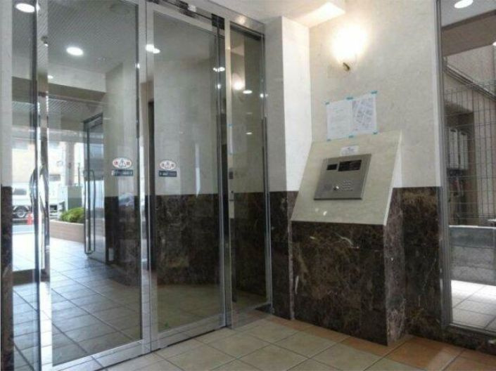 江東区佐賀１丁目の賃貸マンションのエントランス