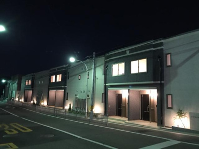 【エントランス】 | ルナヴォワール | 外観写真（夜）