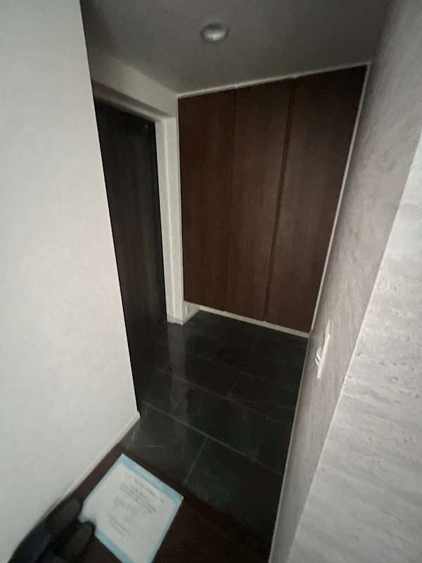 イニシア神戸森北町の玄関