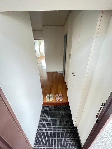 恒風園マンションの玄関