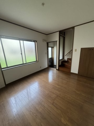 戎町５丁目貸家（東側）の居間・リビング
