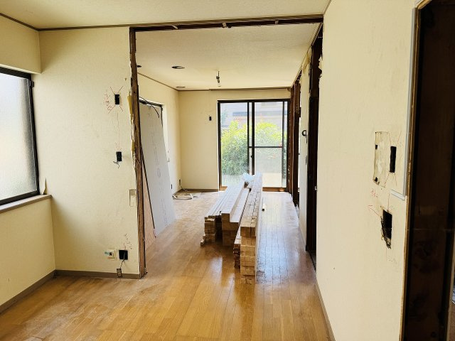 八王子市　大谷町　中古戸建ての居間・リビング|～現在リフォーム中、詳細は当社までお気軽にお問合せ下さい～