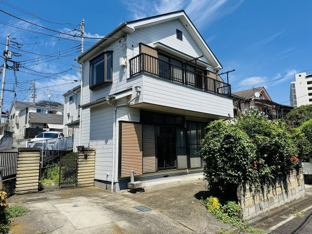 八王子市　大谷町　中古戸建ての外観|～北八王子駅徒歩12分　内外装リフォーム中の再生住宅　南向きで陽当たりの良い戸建てです～