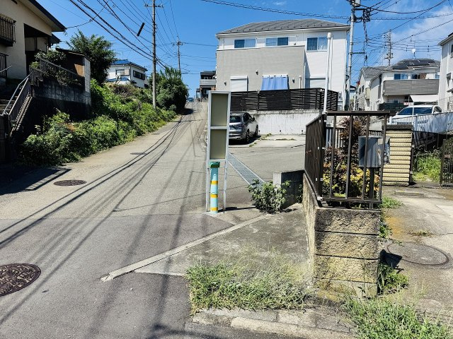 八王子市　大谷町　中古戸建ての前面道路含む現地写真|～南4.5ｍ道路・西4.48ｍ道路に面しています～