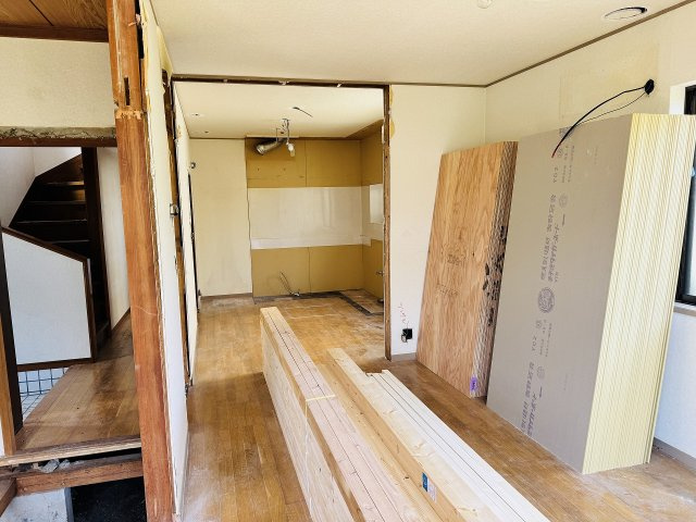 八王子市　大谷町　中古戸建ての居間・リビング|～現在リフォーム中、詳細は当社までお気軽にお問合せ下さい～