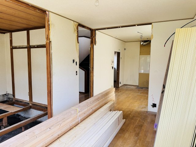 八王子市　大谷町　中古戸建ての居間・リビング|～現在リフォーム中、詳細は当社までお気軽にお問合せ下さい～