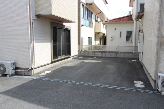 厚生町貸家　Bの駐車場
