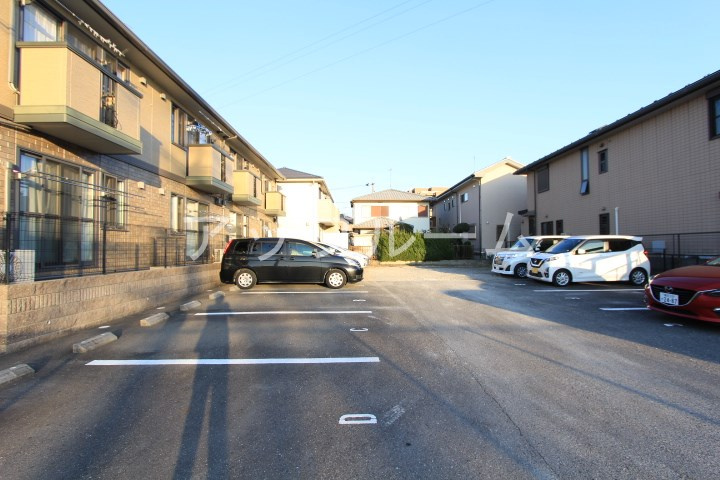 グッドラックの駐車場