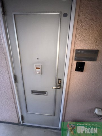 ファミール堀部Ⅲ A棟の玄関