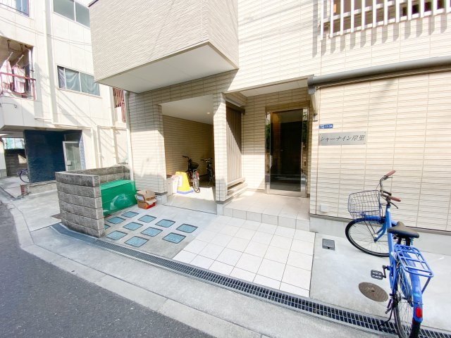 シャーナイン岸里のエントランス
