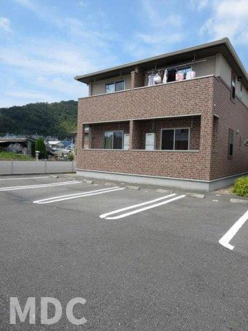 徳島市八万町新貝のアパートの駐車場