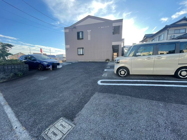 ネオ・ハイツの駐車場