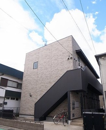 千葉市中央区祐光１丁目のアパートのエントランス
