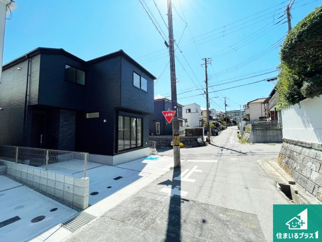 神戸市須磨区緑が丘　第3期　新築一戸建ての前面道路含む現地写真|周辺は閑静な住宅街！前面道路広々で車の出し入れも便利です。駐車が苦手な方でも安心して車庫入れできます！