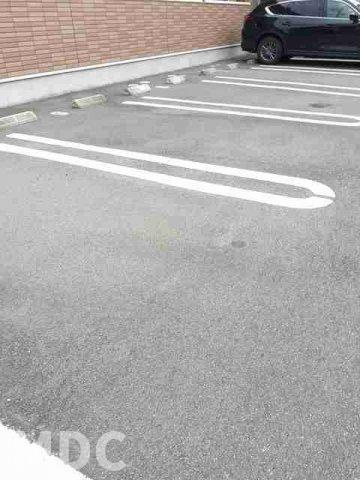 徳島市八万町柿谷のアパートの駐車場