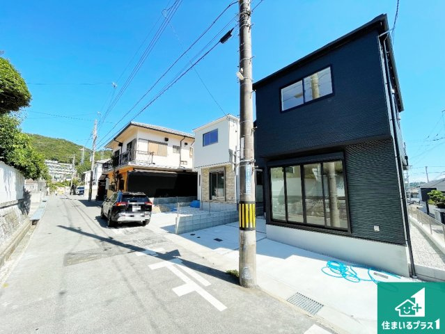 神戸市須磨区緑が丘　第3期　新築一戸建ての前面道路含む現地写真|周辺は閑静な住宅街！前面道路広々で車の出し入れも便利です。駐車が苦手な方でも安心して車庫入れできます！