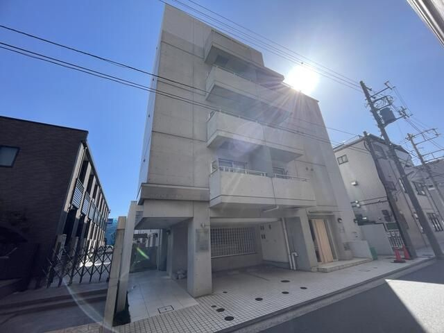 ウエストカミオの外観
