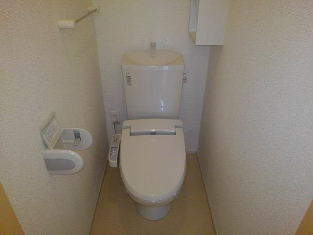【トイレ】 | ヴィラ　ヒルズ　Ａ | 落ち着いた色調のトイレです