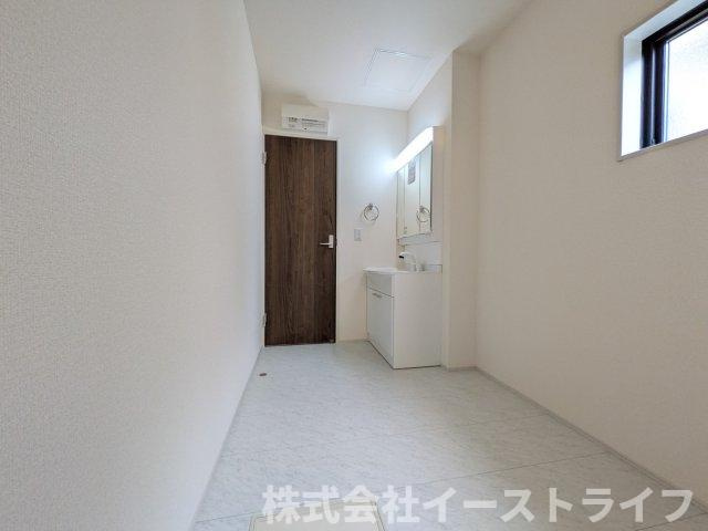 【新築戸建】　いわき市常磐上湯長谷町第3　全2棟　長期優良住宅の脱衣所|洗面所は洗濯カゴなどで生活感が出やすい場所ですが、洗面ボウル下のキャビネットや鏡の裏（三面鏡など）に、歯ブラシ、洗剤のストック、タオル、化粧品などをすっきり整理できます。