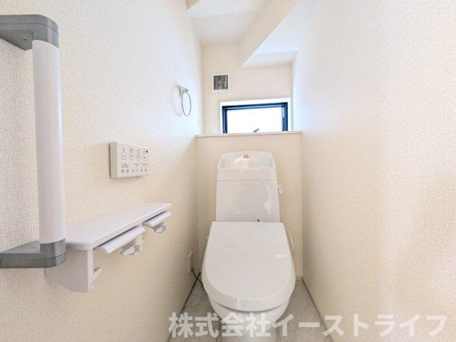 【新築戸建】　いわき市常磐上湯長谷町第3　全2棟　長期優良住宅のトイレ|白を基調とした、シンプルながらも落ち着くデザインです。洗浄機付き温水便座で機能性もばっちりです！1階と2階に完備されているので、朝の忙しい時間帯に困ることはありません。