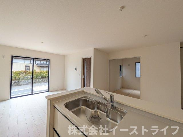 【新築戸建】　(予約あり)　いわき市常磐上湯長谷町第3　全2棟　長期優良住宅の居間・リビング|キッチンからリビングへの視線画像です。リビングを見渡せるので小さなおこだまやペットがいるご家庭に人気の間取りです。
