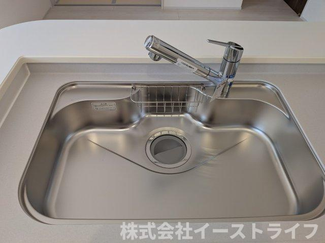 【新築戸建】　いわき市常磐上湯長谷町第3　全2棟　長期優良住宅のキッチン|浄水器一体型水栓です。蛇口をひねればいつでもおいしい水が飲めるのが嬉しいです(^^)/水はねの音や食器が当たる音を大幅に軽減する静音仕様のジャンボシンクです。