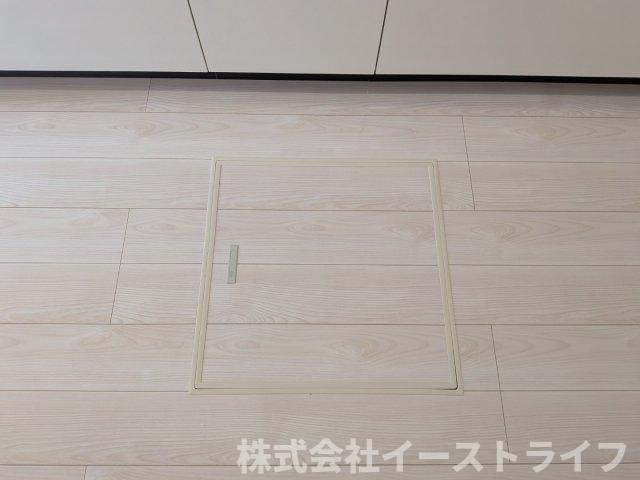 【新築戸建】　いわき市常磐上湯長谷町第3　全2棟　長期優良住宅の収納|キッチンには床下収納があります。食材、飲料のストックや調理器具など、生活感の出るものを隠して収納可能です。また、温度変化が比較的少ないため、常温保存の野菜や果実酒などの保管に最適です。