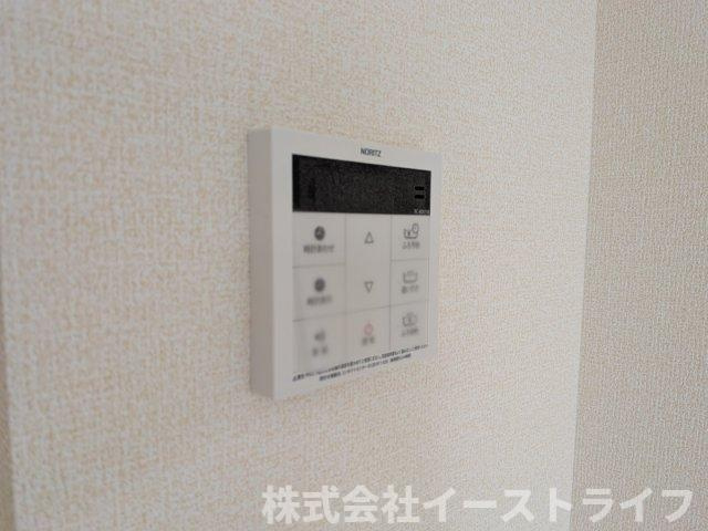 【新築戸建】　いわき市常磐上湯長谷町第3　全2棟　長期優良住宅の発電・温水設備|リビング内給湯器リモコンです。