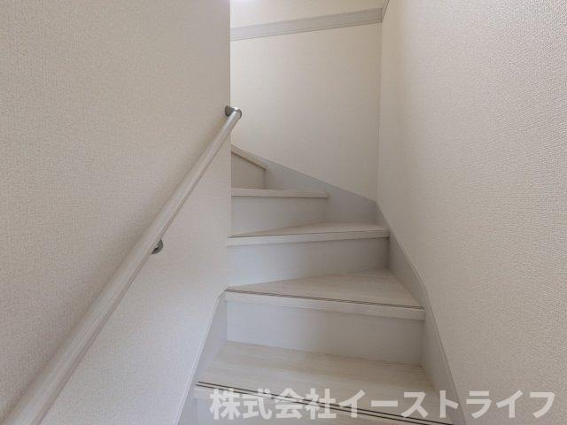 【新築戸建】　いわき市常磐上湯長谷町第3　全2棟　長期優良住宅の内装|階段には手すりが付いているので上り下りも安心です。リビング階段なので家族の帰宅・外出を把握しやすく、家族間のコミュニケーションが増えるのが嬉しいです♪