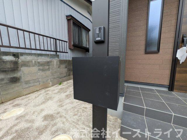 【新築戸建】　(予約あり)　いわき市常磐上湯長谷町第3　全2棟　長期優良住宅のセキュリティ|TVモニター付インターフォンの最大のメリットは、室内モニターから訪問者が誰なのか見ることができる点です。来訪者と直接顔を合わせることなくモニター越しに対応ができるのでとても便利です。