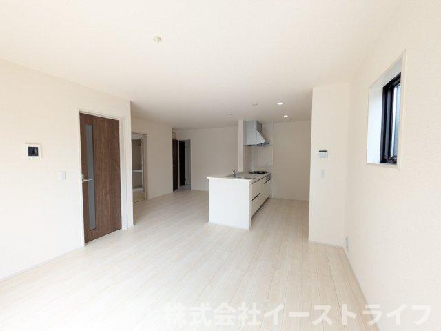 【新築戸建】　(予約あり)　いわき市常磐上湯長谷町第3　全2棟　長期優良住宅の居間・リビング|穏やかな空間であることが必然。爽やかな通風と採光を存分に感じる事が出来る空間です。