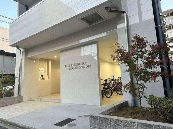 THE RESIDENCE SHIGAHONDORI 　駐車場2番空きのエントランス