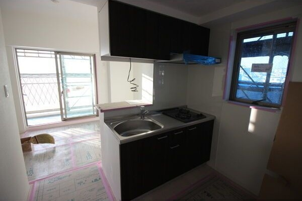 THE RESIDENCE SHIGAHONDORI 　駐車場2番空きのキッチン