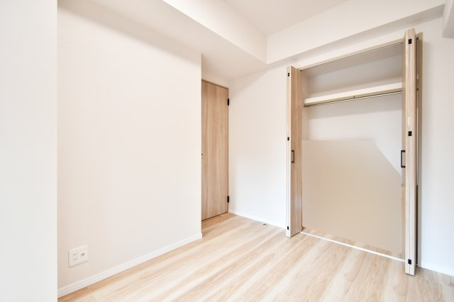 ベルヴィル大宮A棟の洋室|【洋室①：4.8帖】別角度、住み替え後の暮らしを具体化。内装リフォーム済(2026年8月)で住み替え後の手直しを減らしやすく、引越しスケジュールを組みやすい。内覧で収納・採光・動線を確認ください。