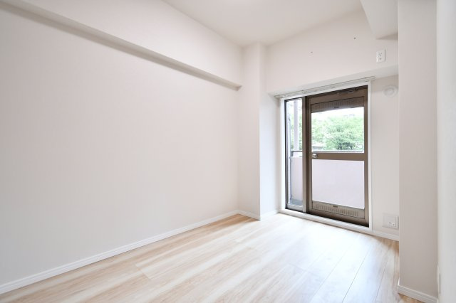 ベルヴィル大宮A棟の洋室|【洋室②：4.3帖】子ども部屋にも、個室を確保しやすい。2LDKで個室を確保しやすく、全居室フローリングで掃除もしやすい住まいです。内覧で収納・採光・動線を確認ください。