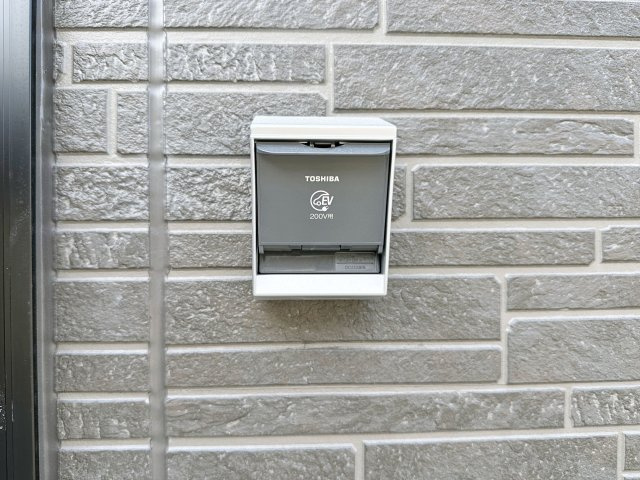 ●東区温品3丁目の発電・温水設備|EV車用電源コンセント☆
日本国内でも、2030年代半ば頃を目標に、新車販売を全て電気自動車にすることが出来るように調整されているとも言われ、この先の環境変化に対応できるように設置されています。