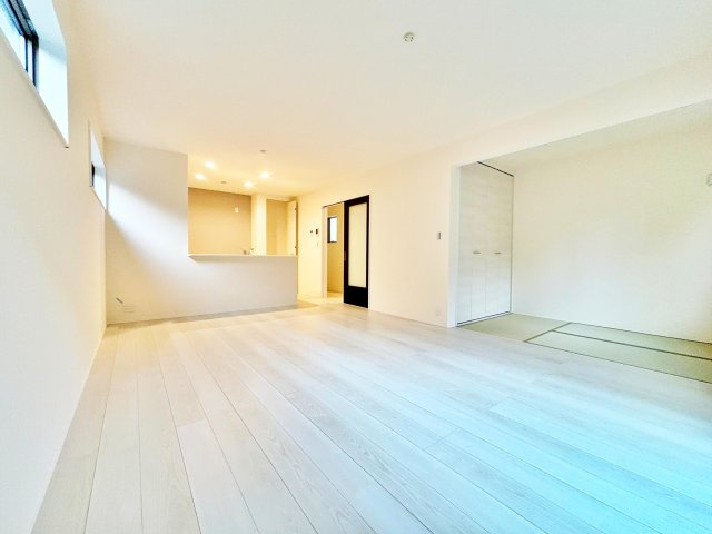 リーブルガーデン　高浜市湯山町8丁目の居間・リビング|家族が自然と集まる広々としたリビング。お子様の成長を見守りながら過ごせます。									
									