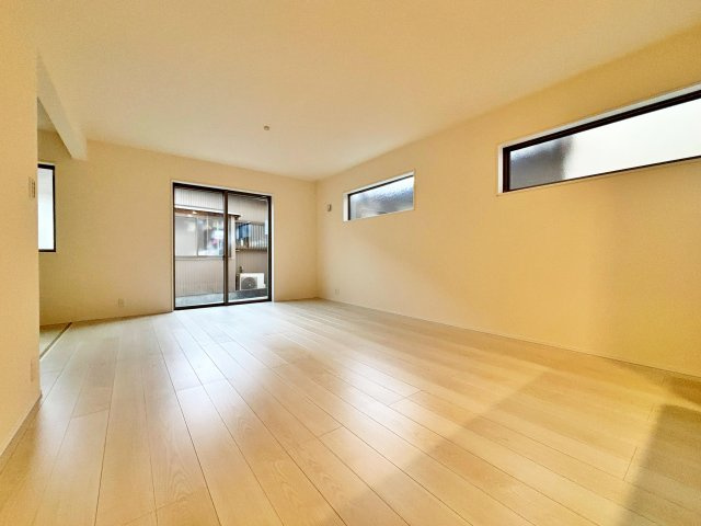 リーブルガーデン　高浜市湯山町8丁目の居間・リビング|家族が自然と集まる広々としたリビング。お子様の成長を見守りながら過ごせます。									
									