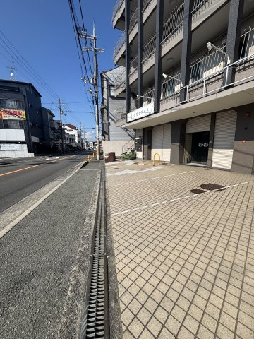 ニタカビルの周辺