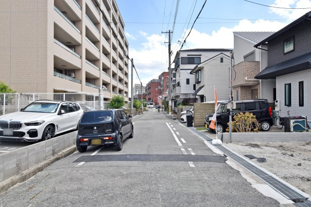 テラシエ立花町1丁目新築一戸建て│3LDK+駐車2台可 の前面道路含む現地写真|前面道路幅は約5.9ｍ幅で駐車の際も安心です。