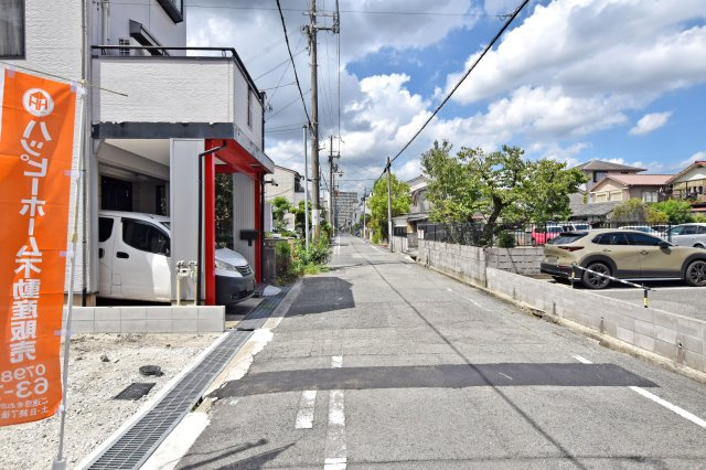 テラシエ立花町1丁目新築一戸建て│3LDK+駐車2台可 の前面道路含む現地写真|前面道路幅は約5.9ｍ幅で駐車の際も安心です。