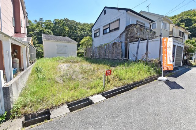 西宮市山口町香花園建築条件無し売土地の前面道路含む現地写真|土地面積106.78㎡の5号地。建築条件はありませんので、お好きなハウスメーカーや工務店で、ご希望に合わせた住まいを建築いただけます。